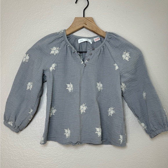 Zara Girls Embroidered Blouse Gray White Floral Linen sz 5/6 - Picture 2 of 10